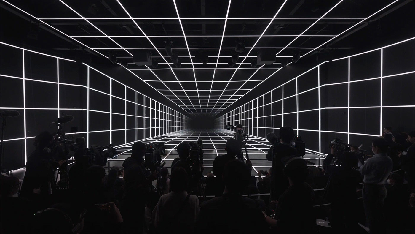 Real-time 3D spatial transmission experiment. Immersive LED System at NTT Pavilion in Yumeshima (center) Photo